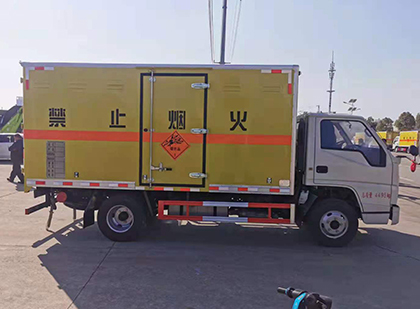 巨鹿爆破器材运输车技术升级与安全合规新趋势